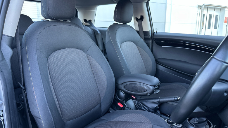 MINI Hatchback 1.5 Cooper Classic Premium 3dr Petrol Hatchback